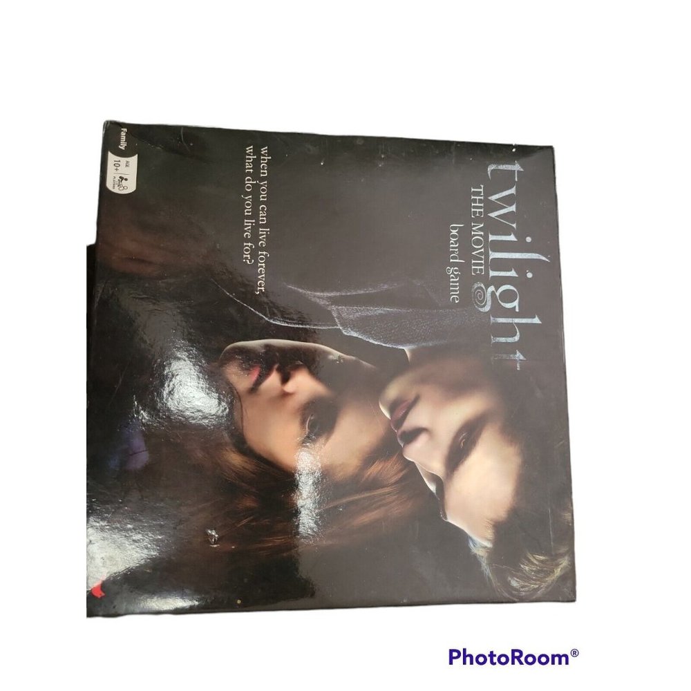 Twilight the Movie Board Game Metal Tin W/ Collectable Metal Pieces